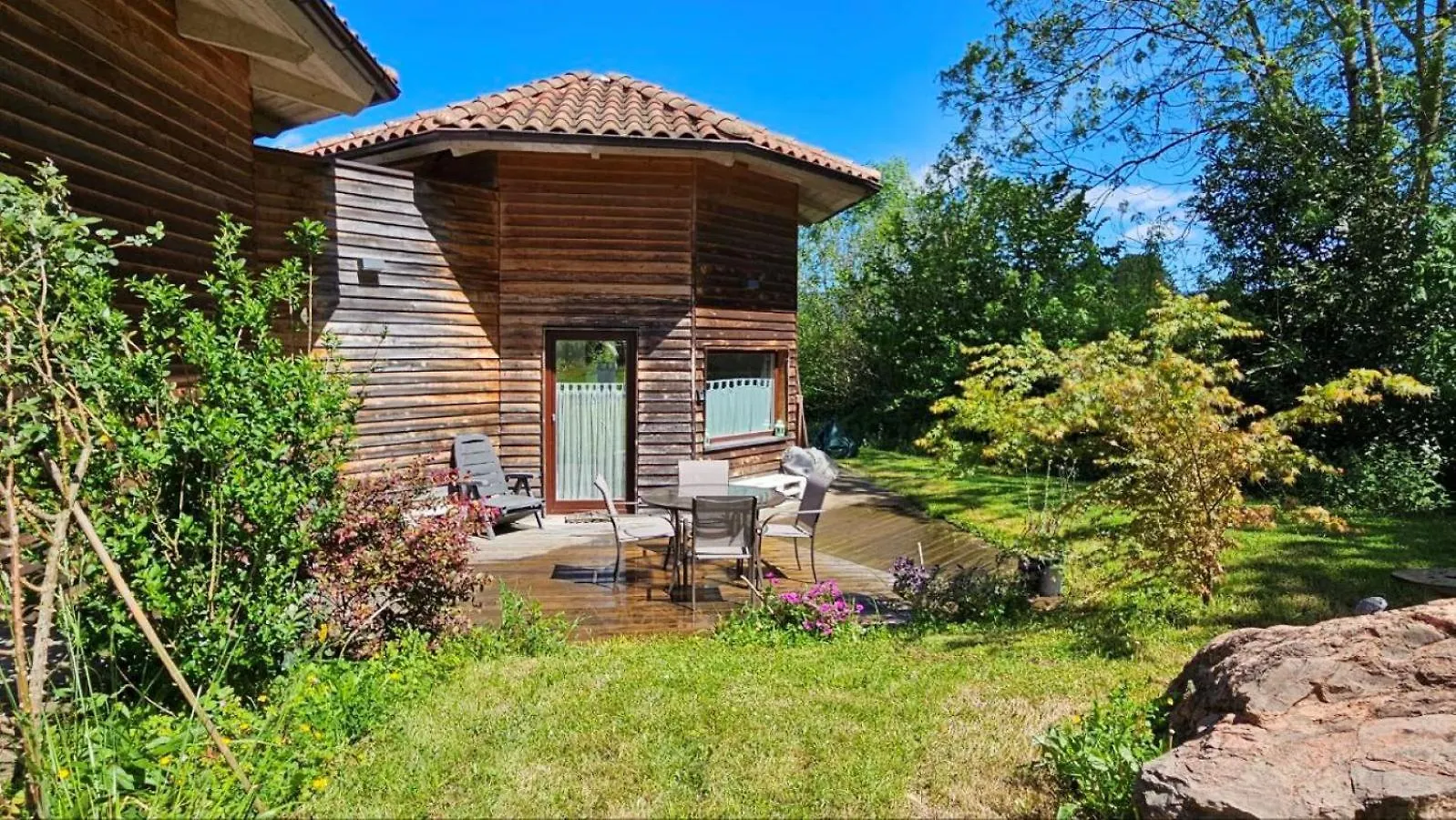 Mini Casa Con Jardin location